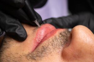 Pros y contras de hacerse un tatuaje en el labio interno