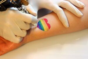 Más de 30 mejores ideas de diseño de tatuajes de arcoíris: ¿cuál es tu favorito?