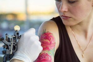 Tatuaje rojo: todo lo que necesitas saber (más de 30 ideas geniales de diseño)