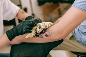 Instrucciones de cuidado posterior del tatuaje: guía definitiva día a día