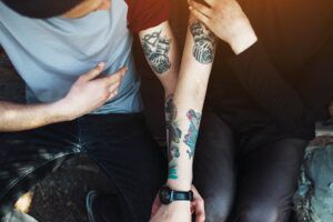 Reventón del tatuaje o aún cicatrizando: ¿cómo solucionarlo?