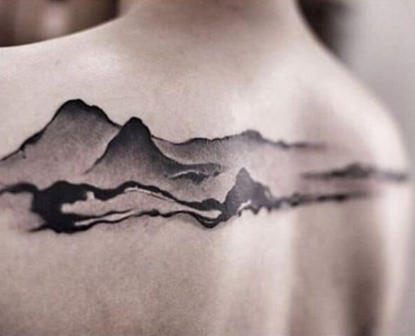Tatuaje de montaña con sombreado ahumado 2