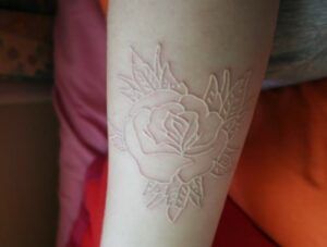 Pros y contras de los tatuajes de tinta blanca (imágenes de ejemplo)