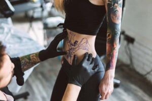 65 increíbles ideas de diseño de tatuajes del lado femenino (costilla) (2021 actualizado)