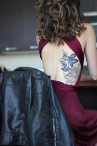 ¿Se puede usar ropa ajustada sobre un nuevo tatuaje?