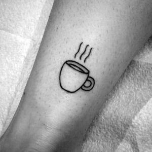 ¿Se puede beber cafeína antes de hacerse un tatuaje?