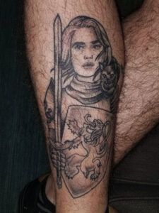 ¿Cómo se ven los tatuajes en los brazos y piernas peludos?