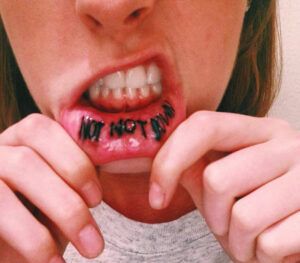 Dolor de tatuaje en los labios: ¿Qué tan mal duelen?