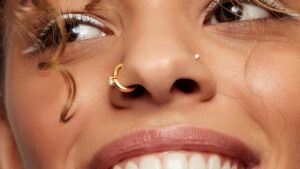 Cada tipo diferente de piercings en la nariz, anillos y joyas