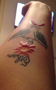 Tinta roja para tatuajes: reacciones comunes y alergias