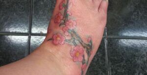 Cómo tratar la hinchazón de pies, piernas o tobillos después de un tatuaje