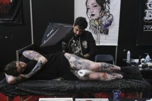 Dolor de tatuaje en el muslo: áreas superior y externa