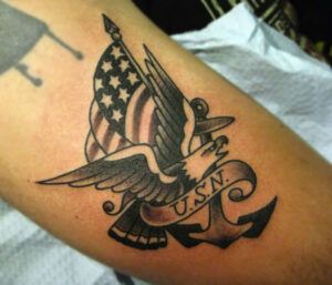 Política y regulaciones de tatuajes de la Marina de los EE. UU.