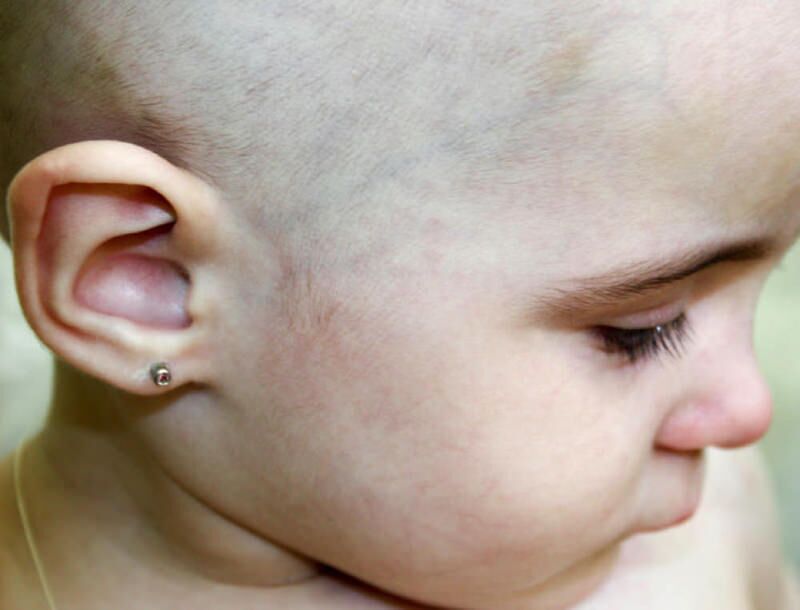 Cuando se pueden perforar las orejas de un bebe