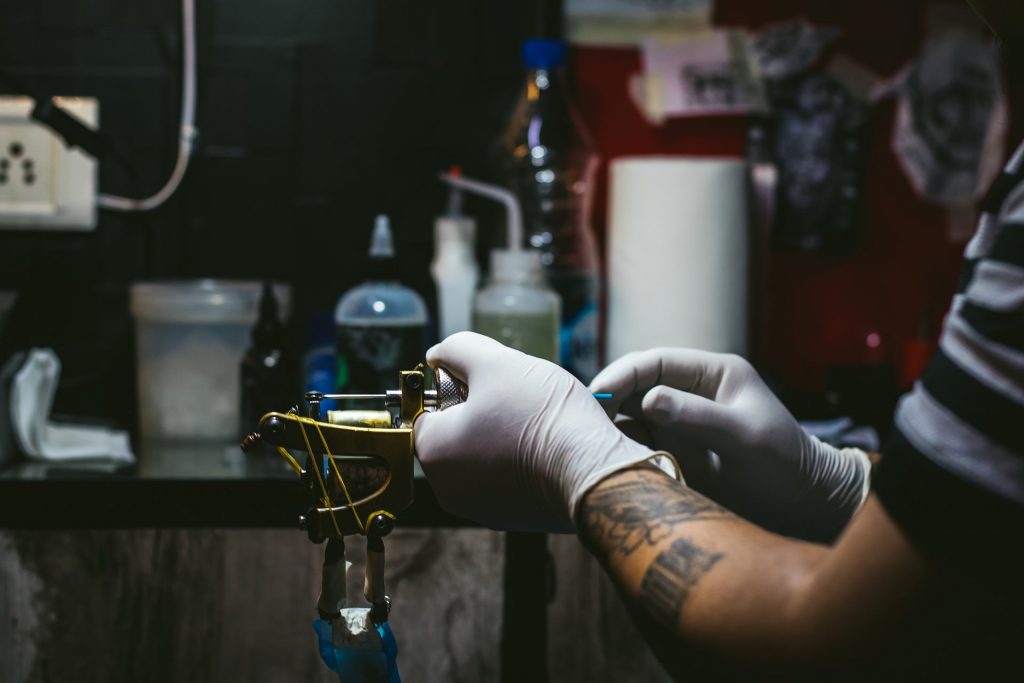 Se pueden hacer tatuajes sin tinta