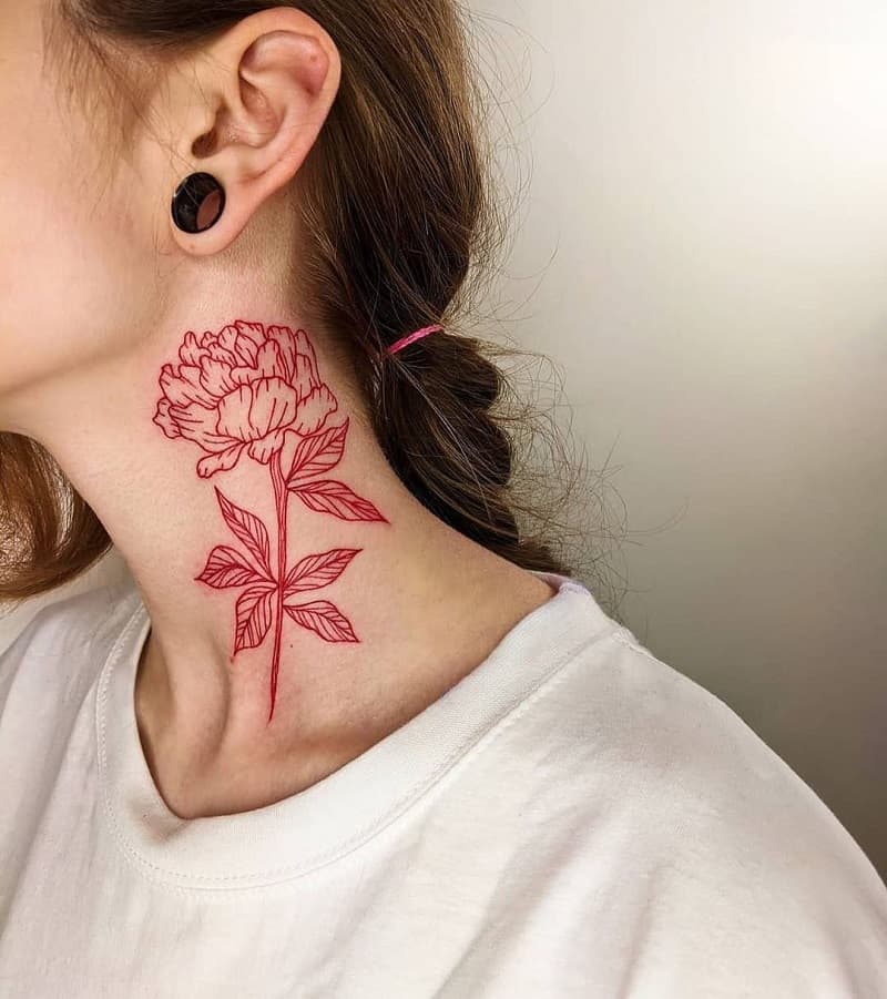 Tatuaje rojo en el cuello de la mujer.