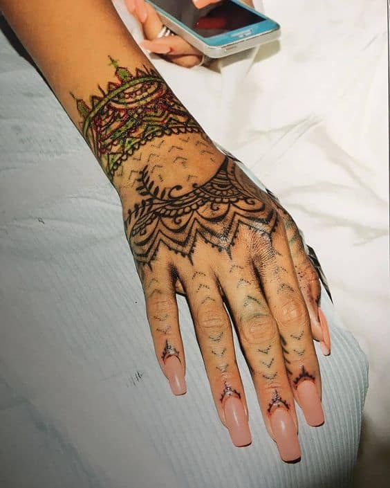 Tatuajes en los dedos: todo lo que necesitas saber